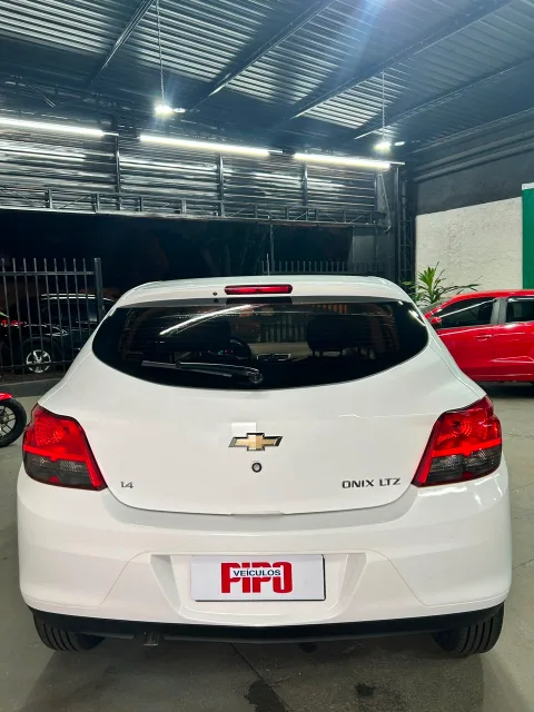 Chevrolet Onix 2015 branca à venda na Pipo Veículos em Avaré-SP — foto 5