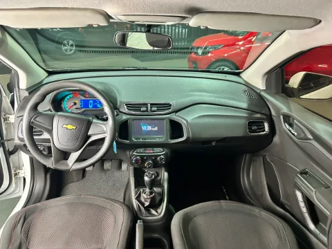 Chevrolet Onix 2015 branca à venda na Pipo Veículos em Avaré-SP — foto 8