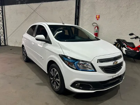 Chevrolet Onix 2015 branca à venda na Pipo Veículos em Avaré-SP — foto 1
