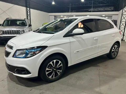 Chevrolet Onix 2015 branca à venda na Pipo Veículos em Avaré-SP — foto 2