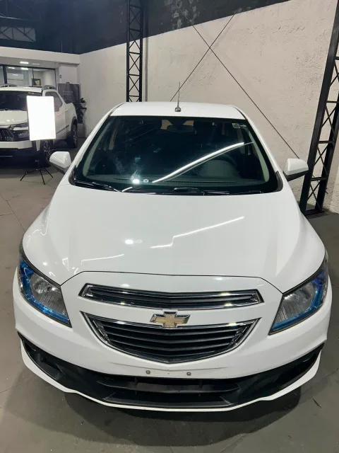 Chevrolet Onix 2015 branca à venda na Pipo Veículos em Avaré-SP — foto 4
