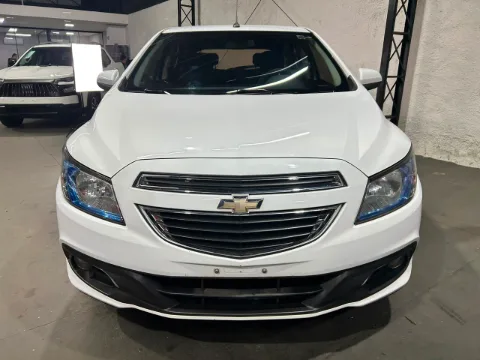 Chevrolet Onix 2015 branca à venda na Pipo Veículos em Avaré-SP — foto 9