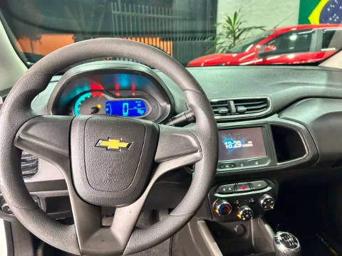 Chevrolet Onix 2015 branca à venda na Pipo Veículos em Avaré-SP — foto 6