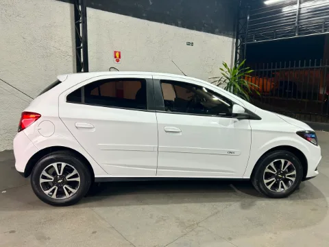 Chevrolet Onix 2015 branca à venda na Pipo Veículos em Avaré-SP — foto 3