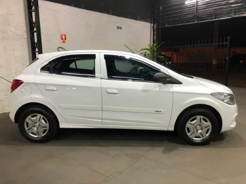 Chevrolet Onix 2016 branca à venda na Pipo Veículos em Avaré-SP — foto 4