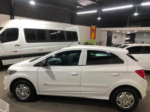 Chevrolet Onix 2016 branca à venda na Pipo Veículos em Avaré-SP — foto 5