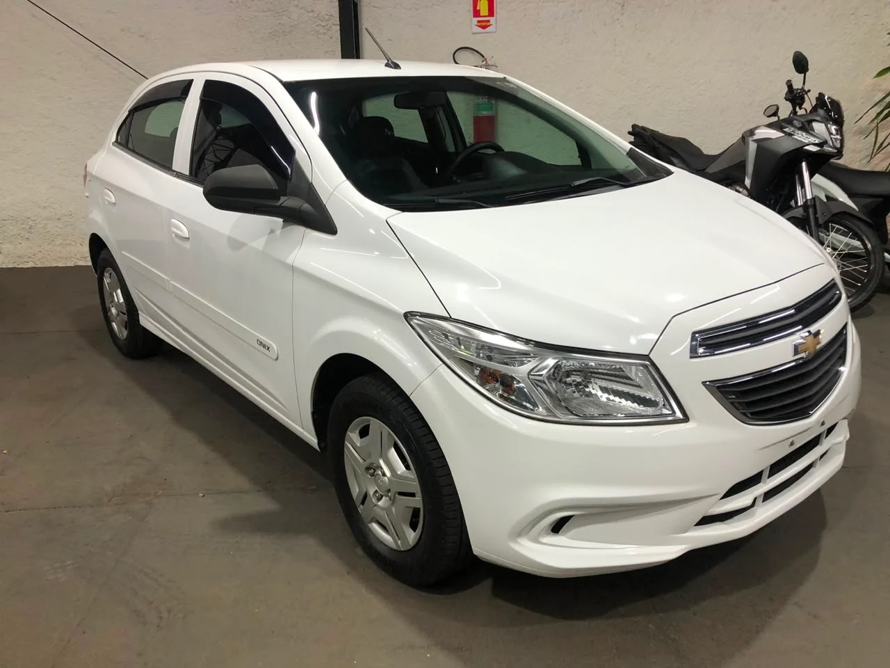 Chevrolet Onix 2016 branca à venda na Pipo Veículos em Avaré-SP