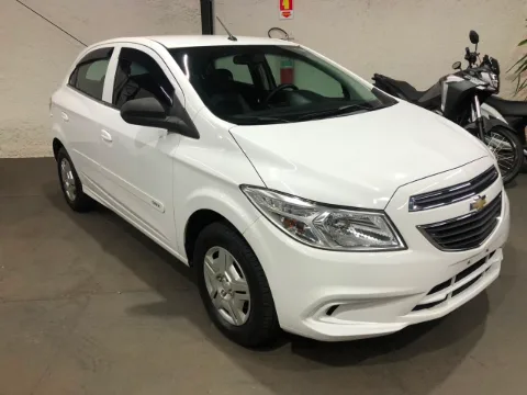 Chevrolet Onix 2016 branca à venda na Pipo Veículos em Avaré-SP — foto 1