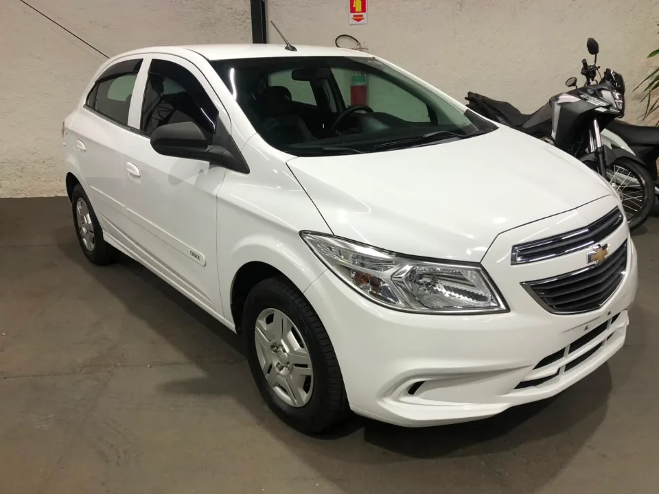 Chevrolet Onix 2016 branca à venda na Pipo Veículos em Avaré-SP