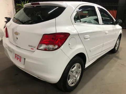 Chevrolet Onix 2016 branca à venda na Pipo Veículos em Avaré-SP — foto 6