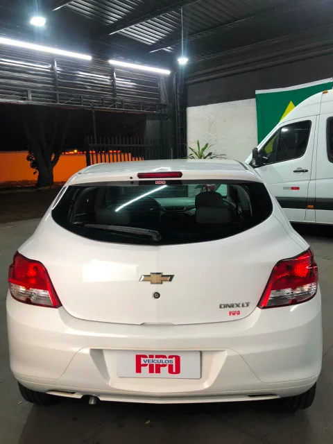Chevrolet Onix 2016 branca à venda na Pipo Veículos em Avaré-SP — foto 8