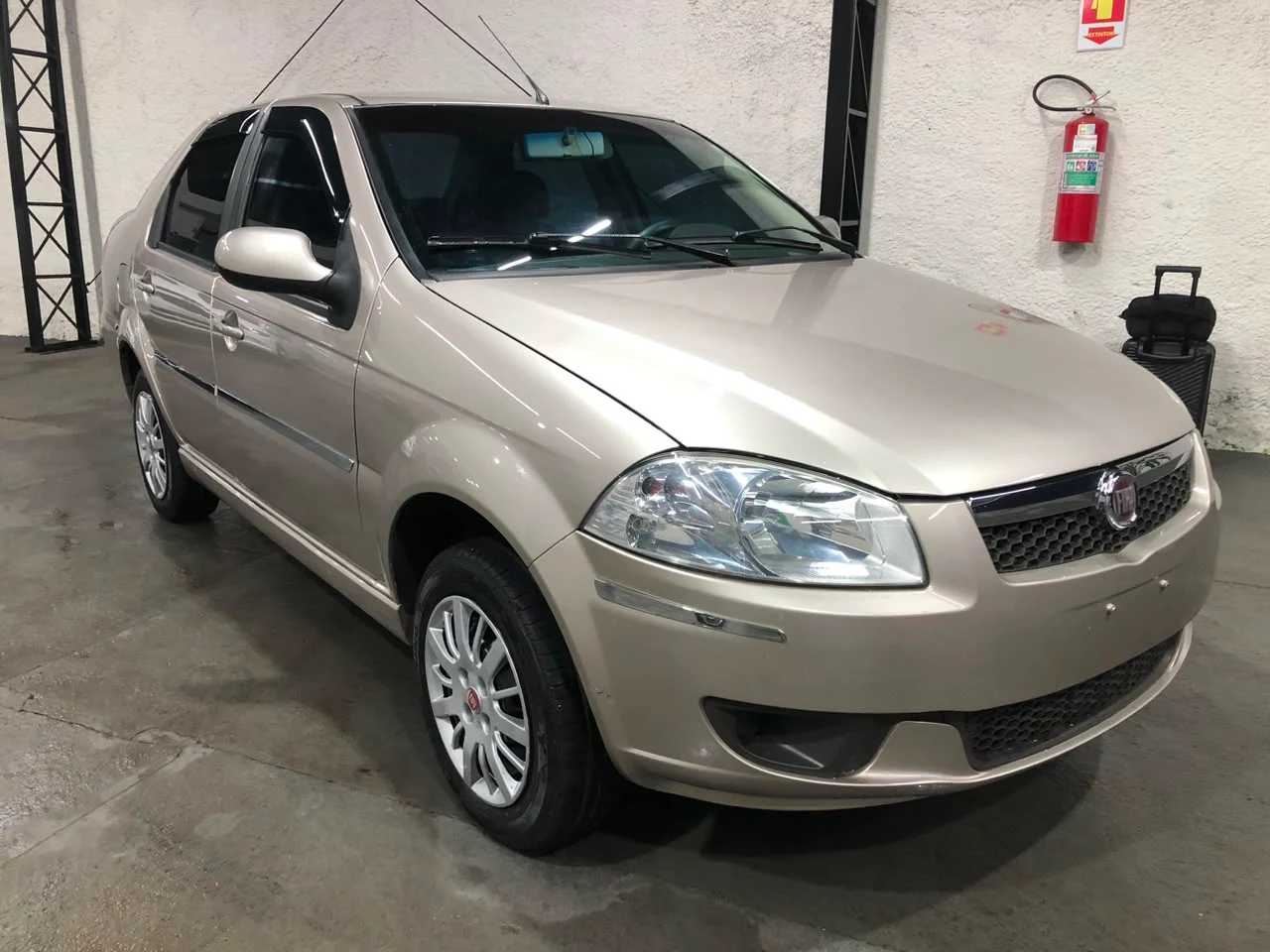 Fiat Siena 2013 bege à venda na Pipo Veículos em Avaré-SP
