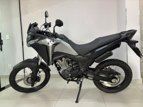 Honda XRE 300 Sahara 2025 cinza à venda na Pipo Veículos em Avaré-SP — foto 2