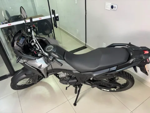 Honda XRE 300 Sahara 2025 cinza à venda na Pipo Veículos em Avaré-SP — foto 5