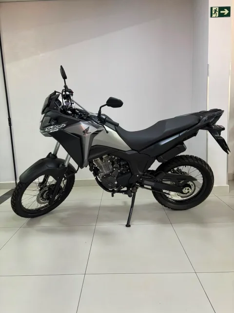 Honda XRE 300 Sahara 2025 cinza à venda na Pipo Veículos em Avaré-SP — foto 3