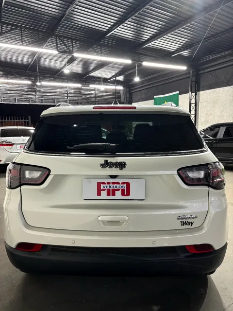 Jeep Compass 2025 branca à venda na Pipo Veículos em Avaré-SP — foto 6
