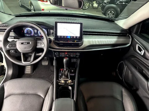 Jeep Compass 2025 branca à venda na Pipo Veículos em Avaré-SP — foto 9