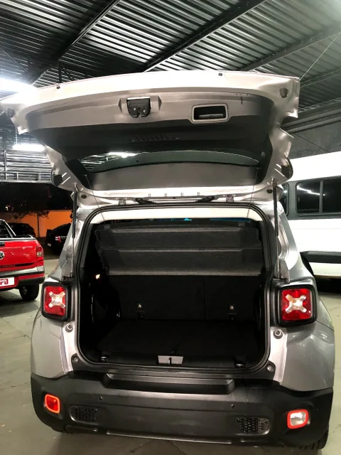 Jeep Renegade 2020 prata à venda na Pipo Veículos em Avaré-SP — foto 6