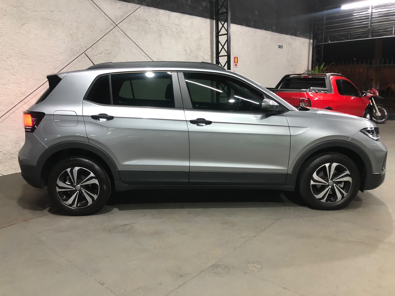 Volkswagen T-Cross 2025 prata à venda na Pipo Veículos em Avaré-SP — foto 3