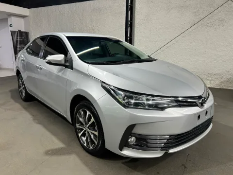 Toyota Corolla 2018 prata à venda na Pipo Veículos em Avaré-SP — foto 1