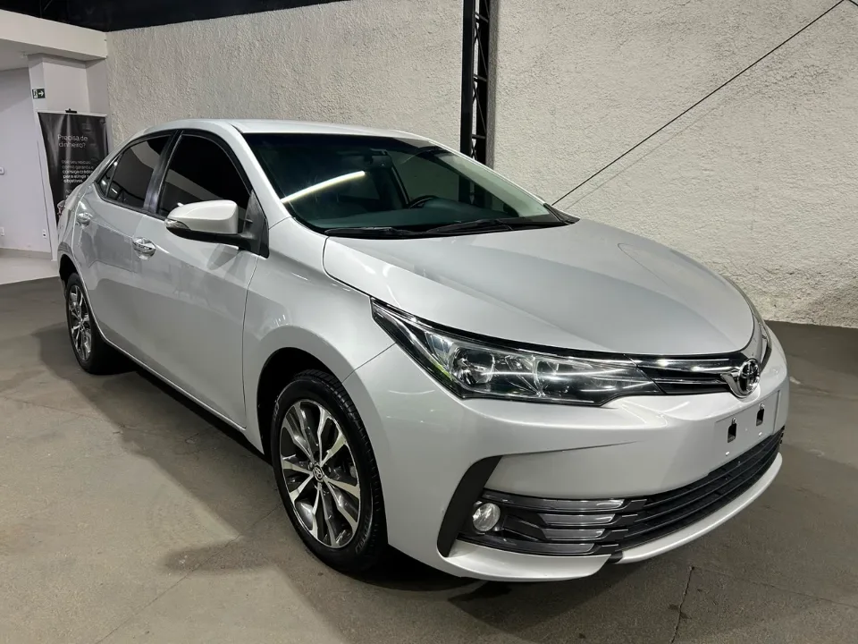 Toyota Corolla 2018 prata à venda na Pipo Veículos em Avaré-SP
