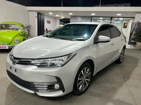 Toyota Corolla 2018 prata à venda na Pipo Veículos em Avaré-SP — foto 2