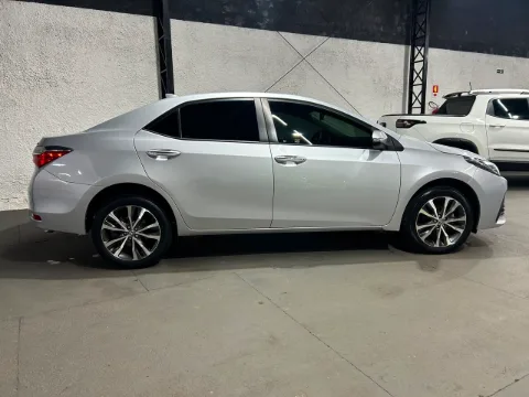 Toyota Corolla 2018 prata à venda na Pipo Veículos em Avaré-SP — foto 6
