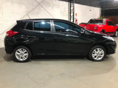 Toyota Yaris 2019 preta à venda na Pipo Veículos em Avaré-SP — foto 4